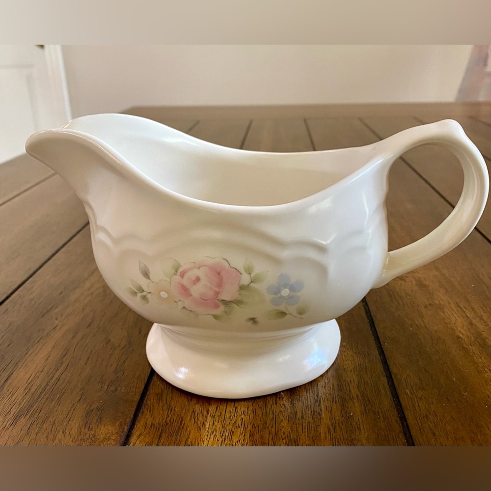 NWOT “Pfaltzgraff Tea Rose Gravy Server”